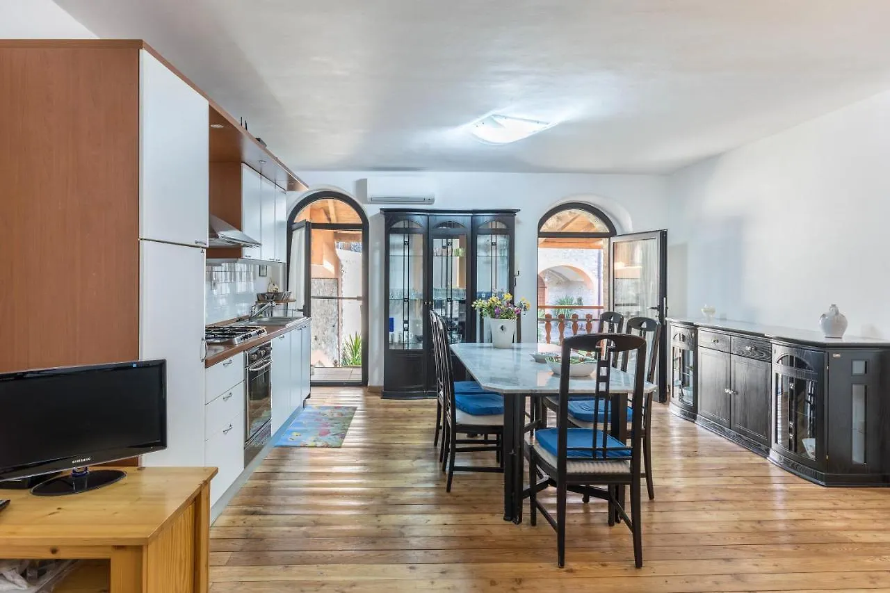 Apartment Appartamento Luna San Felice del Benaco Italy
